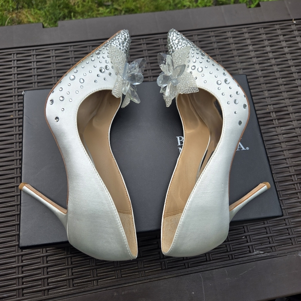 Badgley Mischka Halo White Flower Crystal Embellished Pointed Toe Heels NEW - Picture 5 of 14